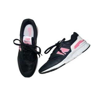 New Balance 997H sneakers in a women’s size 9 US (EU 40.5, UK 7).
